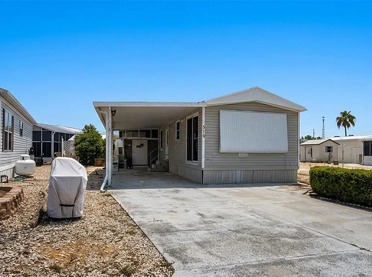 519 Center Crest Blvd — Photo 2