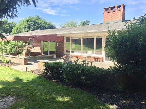 Spacious patio, new awning 