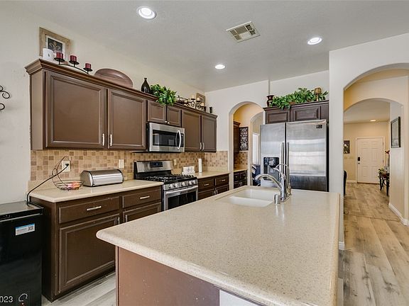 5th image of 4012 Yellow Mandarin Ave