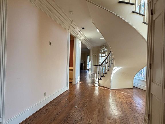 4th image of 1 Pine Briar Cir