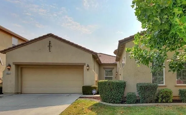 5 bed, 2632 sqft, $4,900 — Photo 2