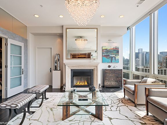 5th image of 500 W Superior St Unit 1403