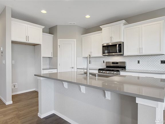 Plan 2114 built at another Harbour Homes community - details will vary