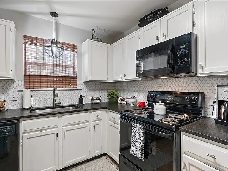 306 Fairway Cir #B — Photo 3