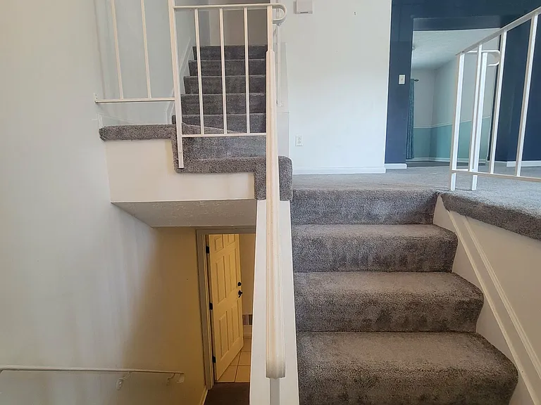 Entrance/stairs