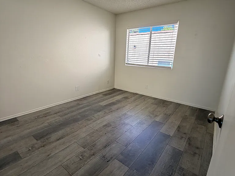 1447 E Windsor Rd #4 — Photo 11