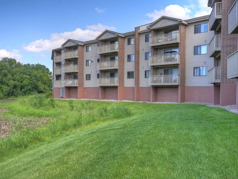 Lakewood Hills Apartments — Photo 10