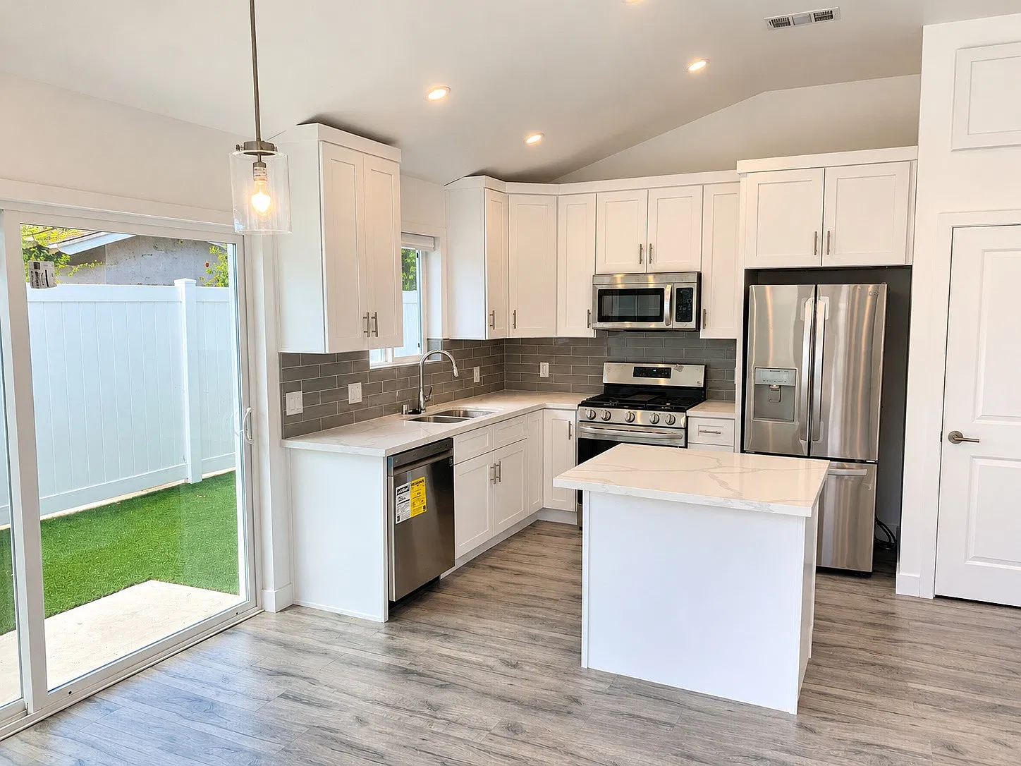 2 bed, 750 sqft, $2,900 — Photo 3