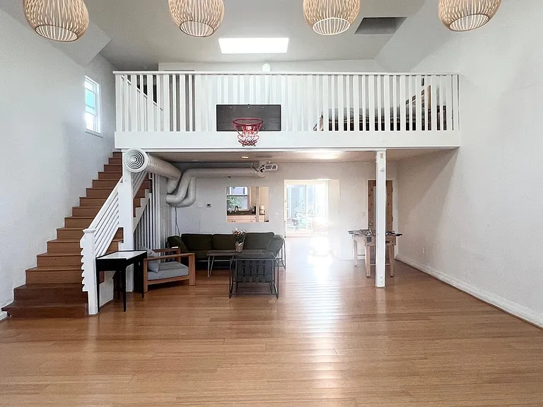 719 Ocean Front Walk — Photo 2