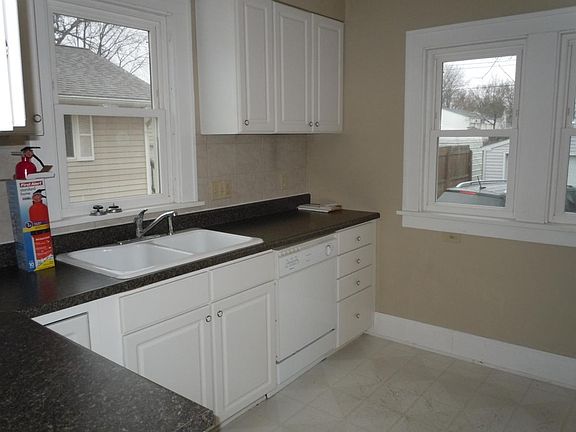 3rd image of 924 S Elm Ave