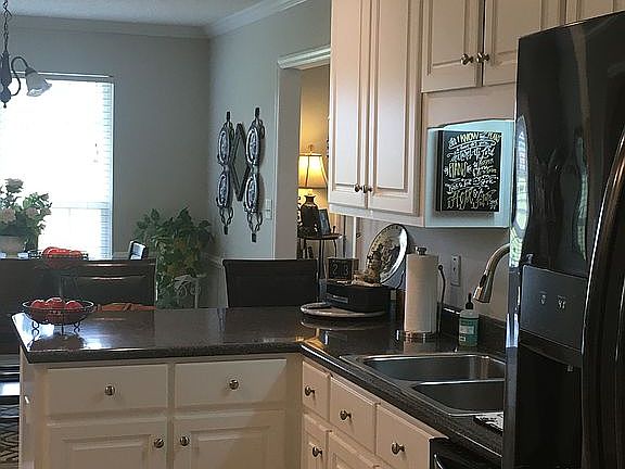 4th image of 211 Ambleside Dr