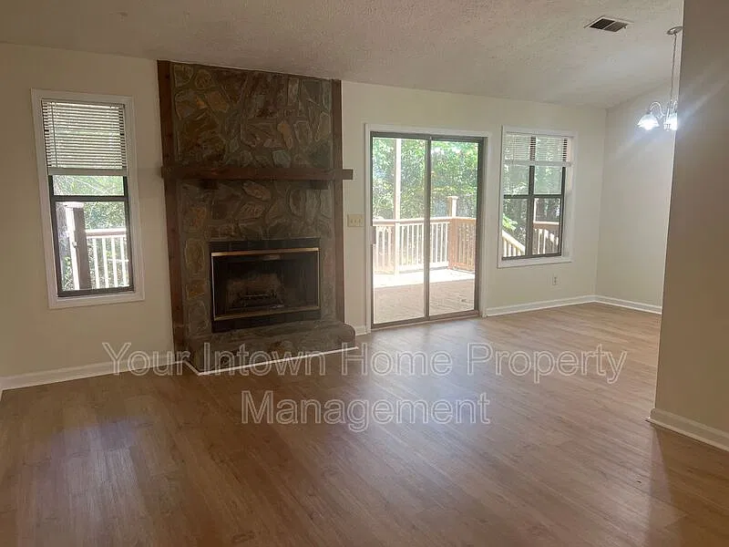 3 bed, 2.0 bath, 1260 sqft, $1,950 — Photo 3
