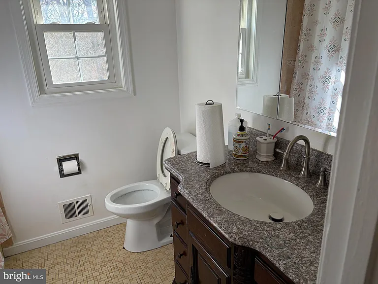 2303 Steuben Ave — Photo 4