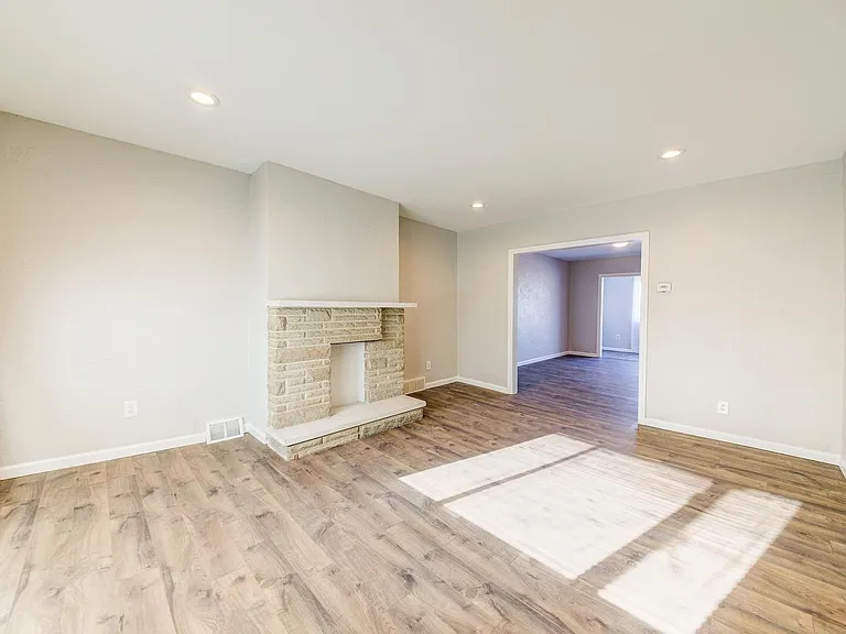 2030 Pioneer Ave — Photo 5