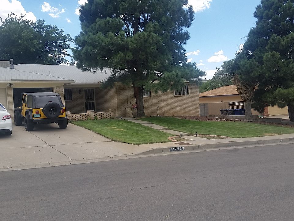 Beautiful landscaped front yard with plenty of parking