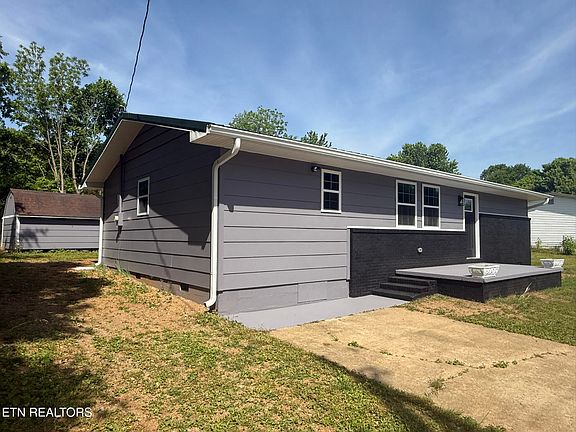 4th image of 208 Greenwood Cir