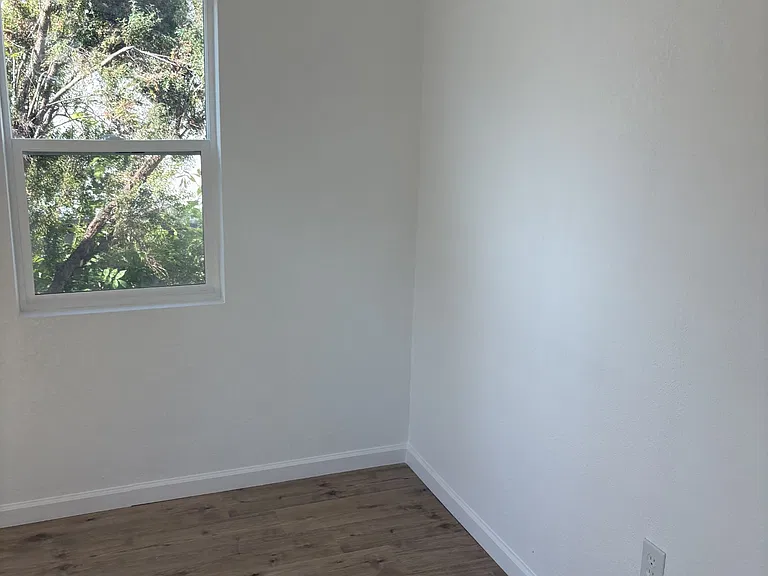 1515 W Bristol Ave — Photo 15