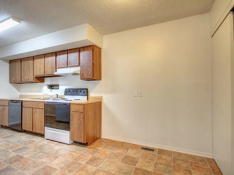 1902 Karen Ct — Photo 23