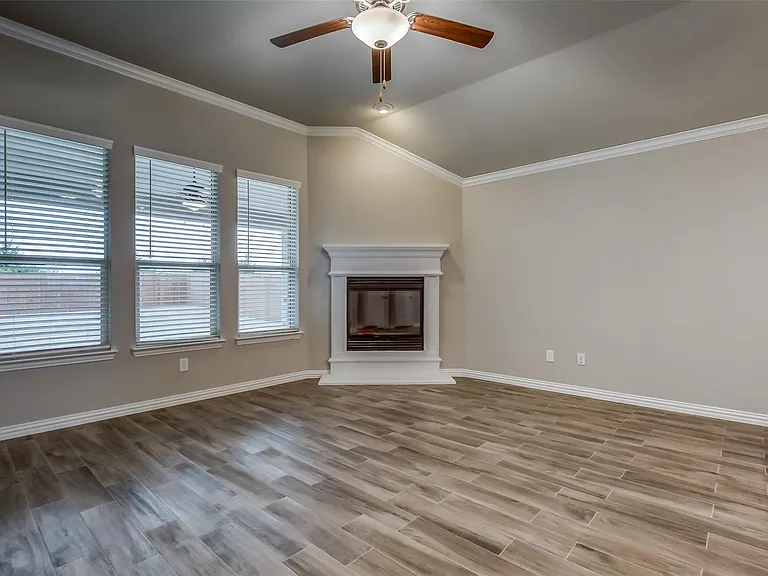 638 Devonshire Ln — Photo 17