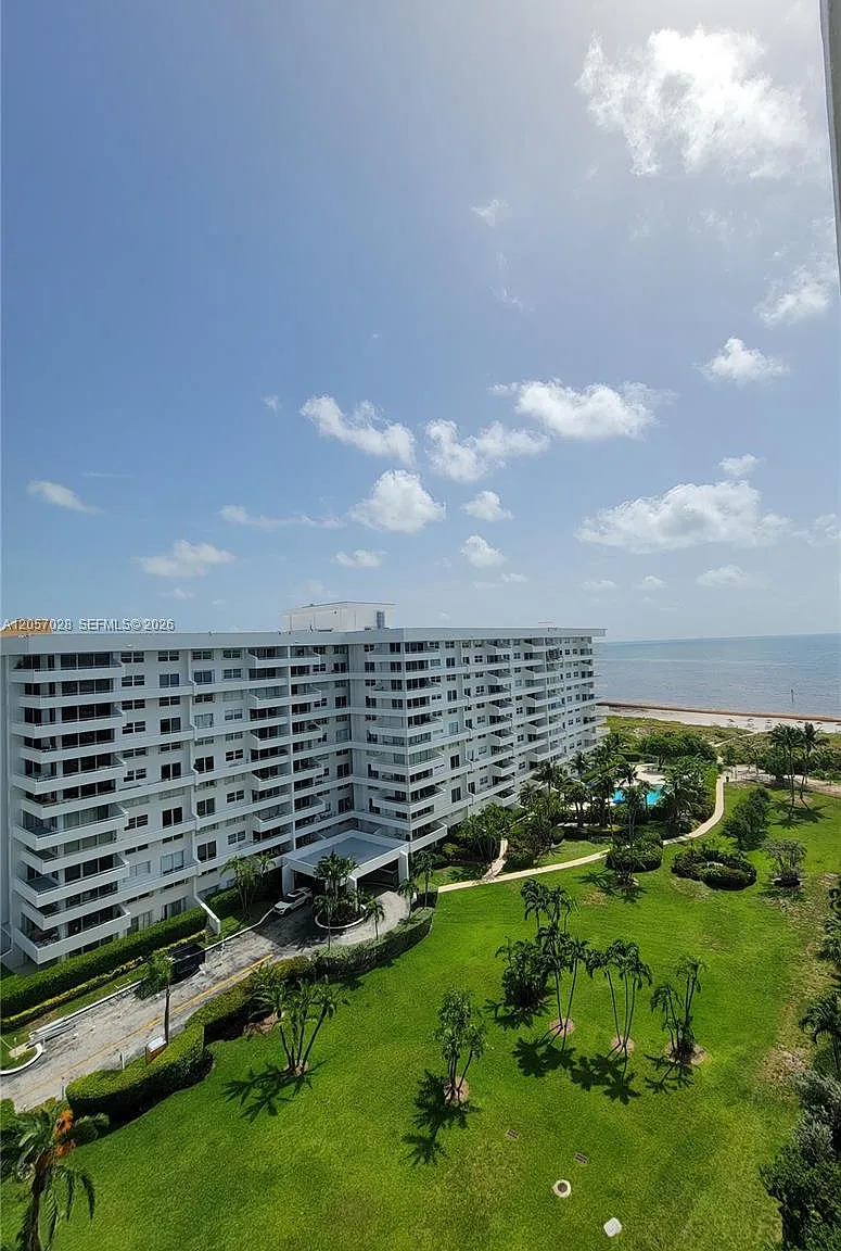 Commodore Club South Condo — Photo 2