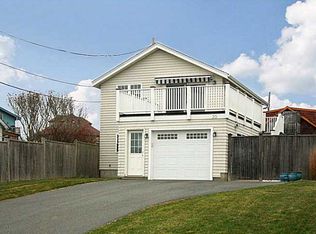 20 Crescent Rd, Middletown, RI 02842