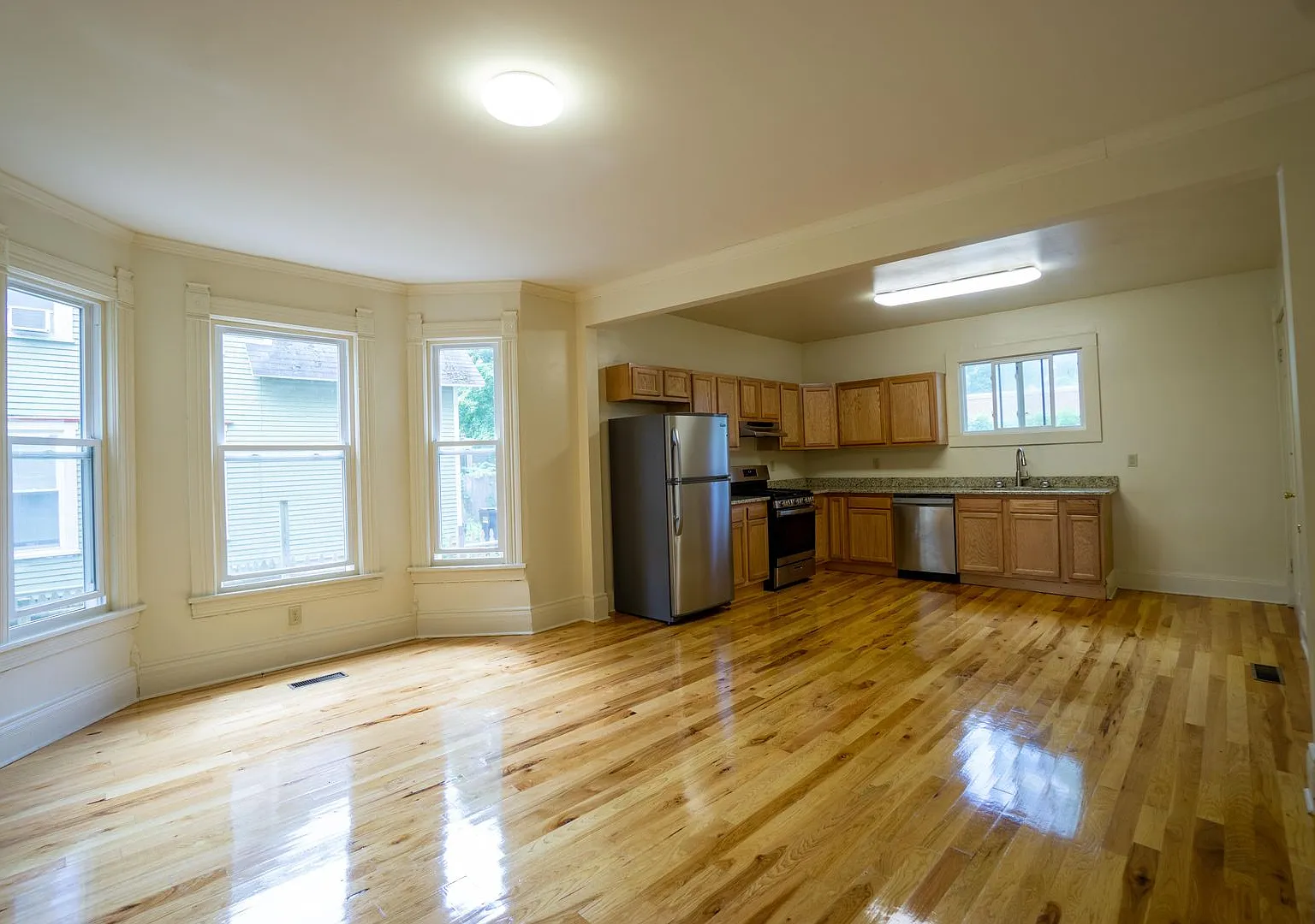 546 Columbus - Available August 1, 2027 - Beautiful 1st Floor Flat On Quiet Residential Street — Photo 4