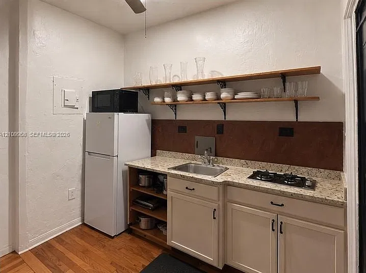 1560 Jefferson Ave — Photo 4