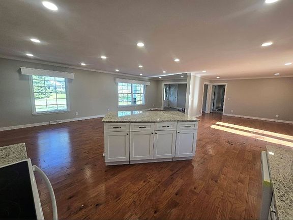 4th image of 881 Roberts Rd