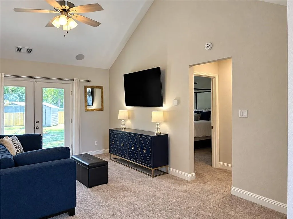 3 bed, 2.0 bath, 1422 sqft, $2,100 — Photo 4