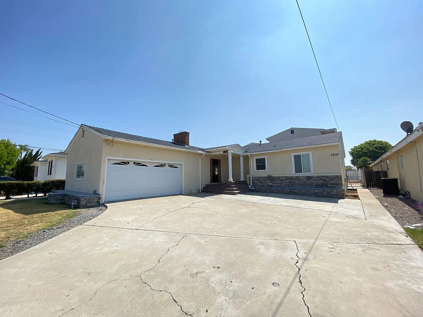 HUGE House with Pool!! Prime location — Photo 3