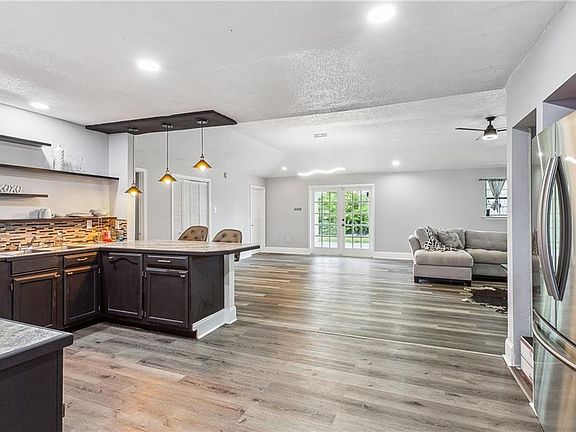 4th image of 332 Dome Dr