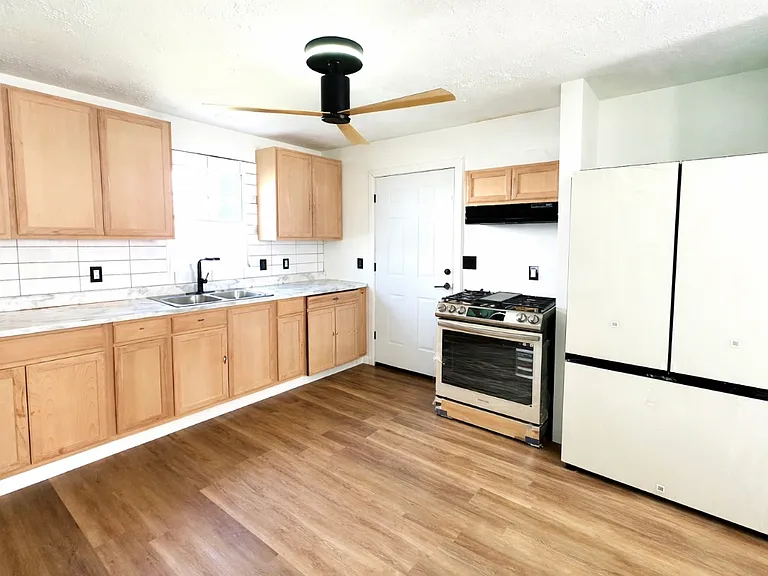 3007 Wade Ave — Photo 3