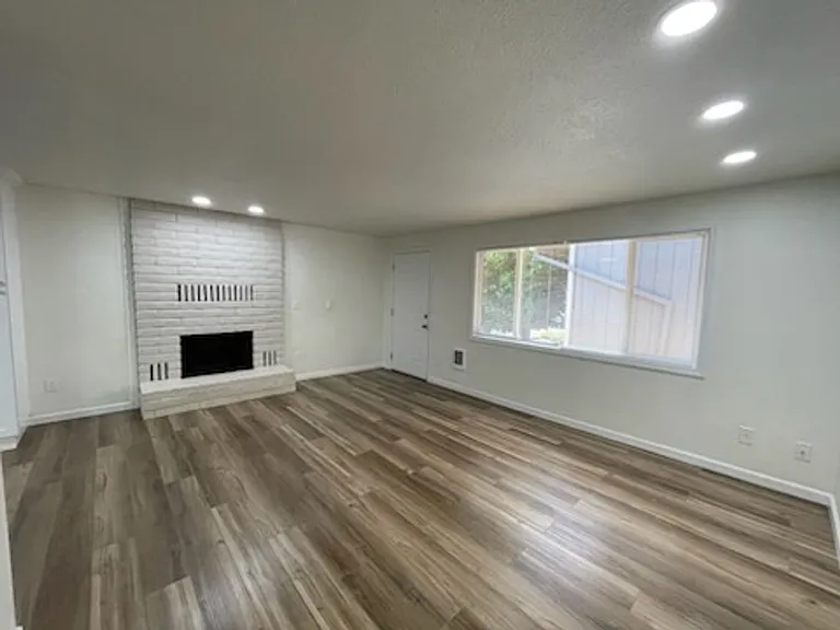 922 NE 21st Ave — Photo 3