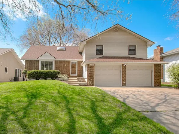 2412 S 15th St, Leavenworth, KS 66048