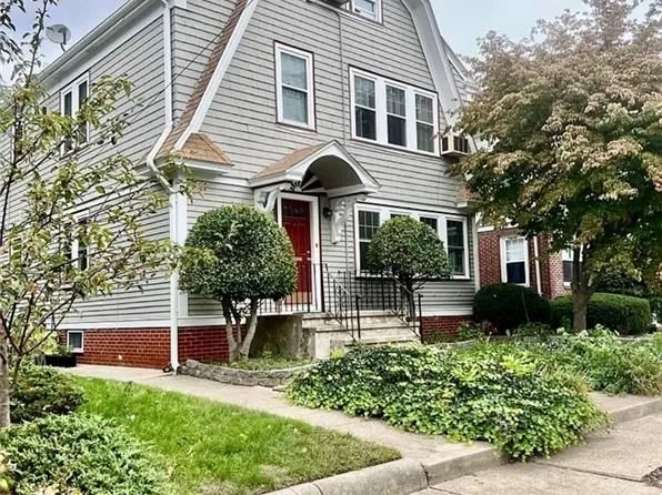 146 Lancaster St, Providence, RI 02906