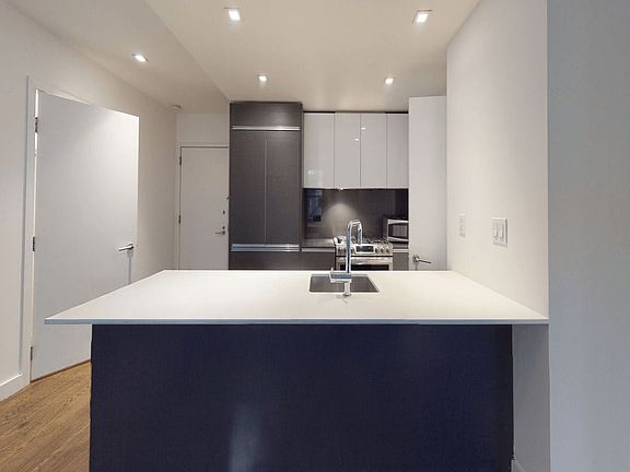 2nd image of 666 W End Ave APT 3N