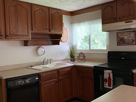 3rd image of 3776 Utica Dr
