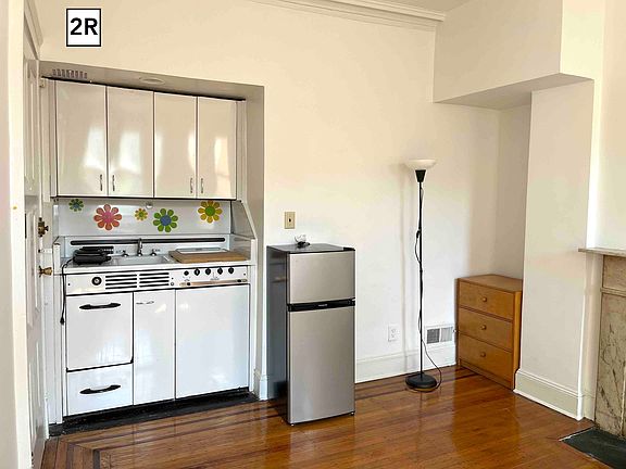 2nd image of 136 Willow St #2R