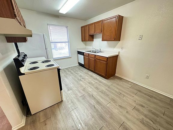 4th image of 1605 Benttree Dr #C