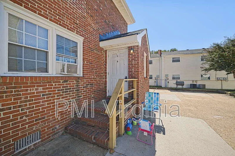 2 bed, 1.0 bath, 800 sqft, $1,100 — Photo 2