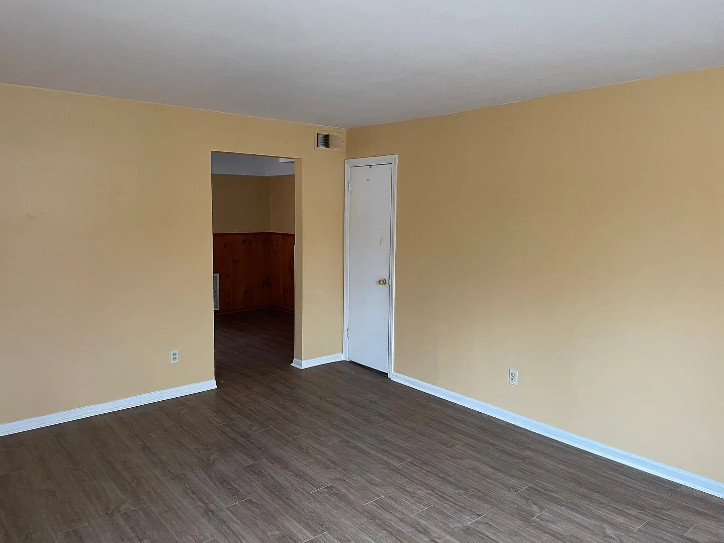 2 bed, 1.0 bath, 1100 sqft, $1,075 — Photo 3