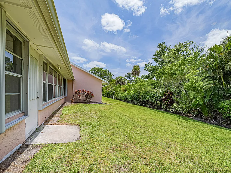 847 Lake Orchid Cir — Photo 33