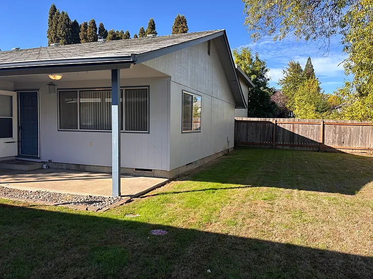 595 NW Oak Ave — Photo 2