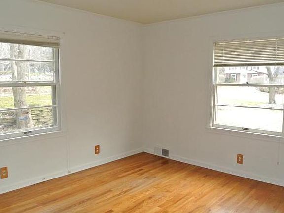 4th image of 2928 Bronson Blvd