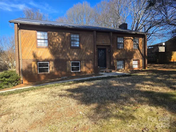 5636 Sandhurst Rd, Hickory, NC 28602