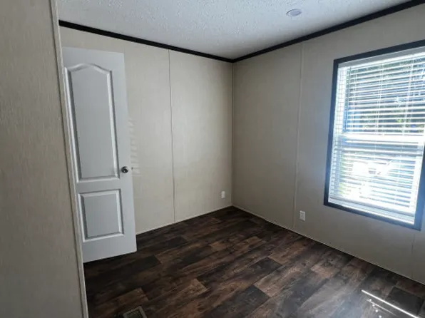 928 Sharpe Rd Trailer 26, Burlington, NC 27215