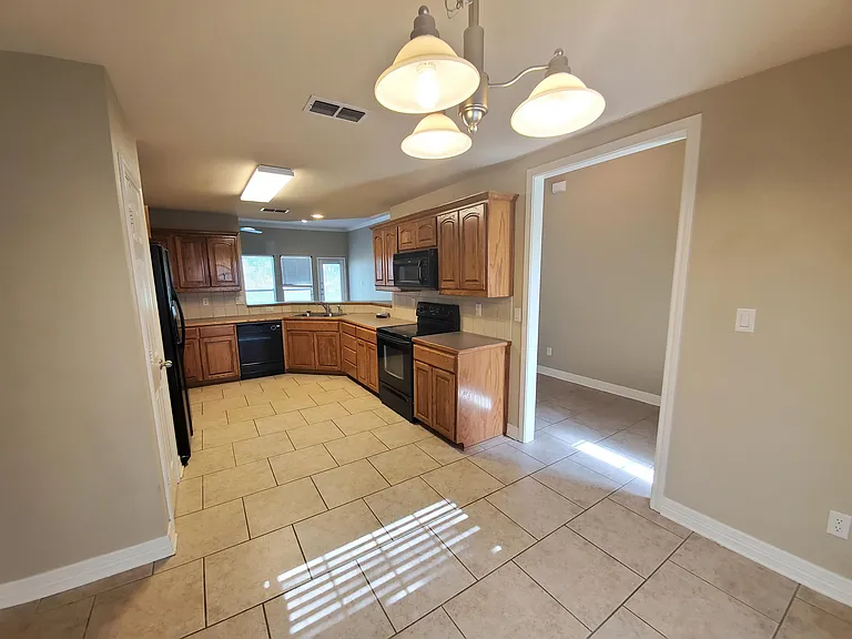 208 Amanda Ct — Photo 14