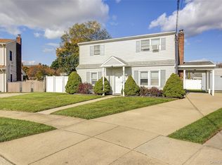 4 Carmans Ct, Farmingdale, NY 11735