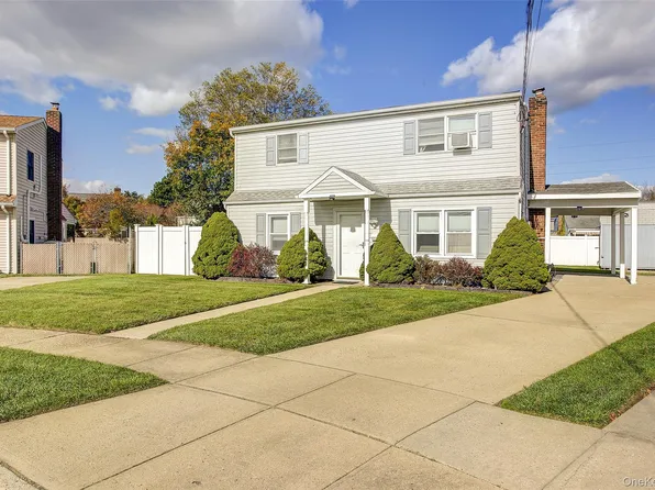 4 Carmans Court, Farmingdale, NY 11735