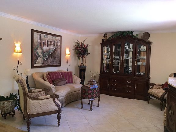 formal living at entrance